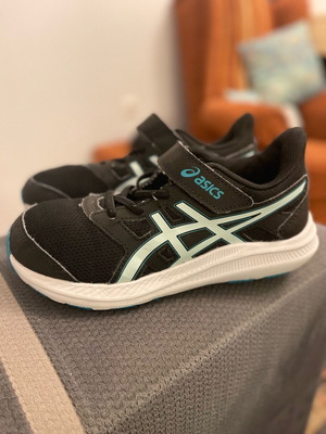 Παπούτσια Asics 33 νούμερο αθλητικά σαν καινούργια, μαύρα