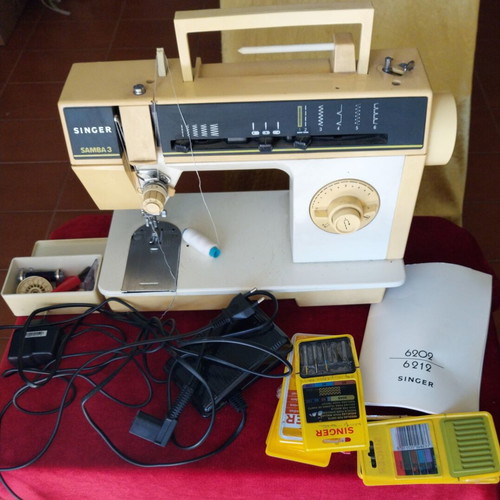 Singer Vintage Love Electric Sewing Machine like new with accessories