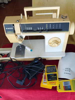 Singer Vintage Love Electric Sewing Machine like new with accessories