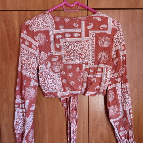 Crop top mindyourstyle new with 3/4 sleeves and tie