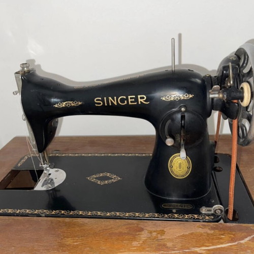Singer sewing machine new condition, collectible