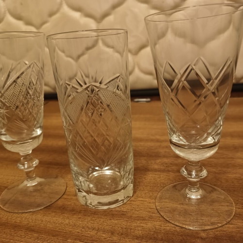 Crystal glasses set like new, 6 water, 5 wine V shape, 2 wine V shape different design
