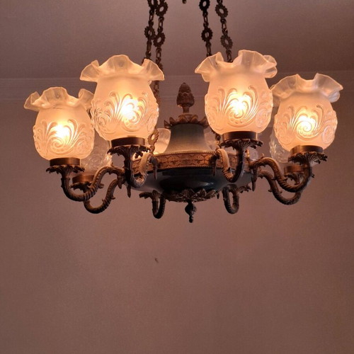 Chandelier with 8 lamps used, classic imposing design