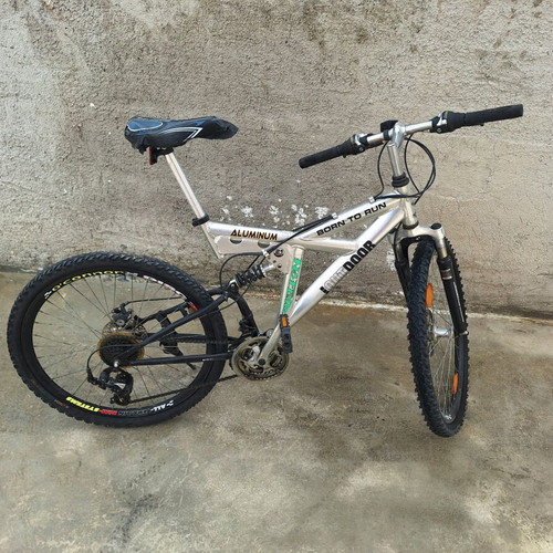 Mountain bike like new with 26 inch wheels and disc brakes