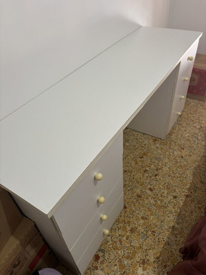Γραφείο μεταχειρισμένο, λευκό με μεγάλο αποθηκευτικό χώρο και 8 συρτάρια