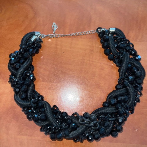 Stradivarius necklace like new, black