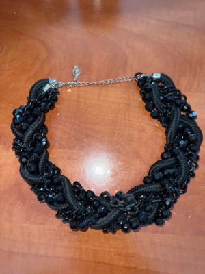 Stradivarius necklace like new, black