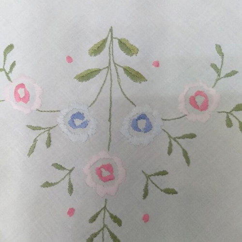 Tablecloth with 3 squares like new, white with embroidery and cutwork