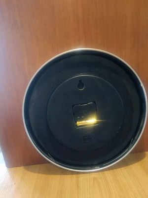 Analog wall clock like new, 30cm round