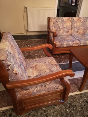 Καθιστικό μεταχειρισμένο με 2 πολυθρόνες και τραπεζάκι σετ 3 τεμαχίων καρύδια λούστρο