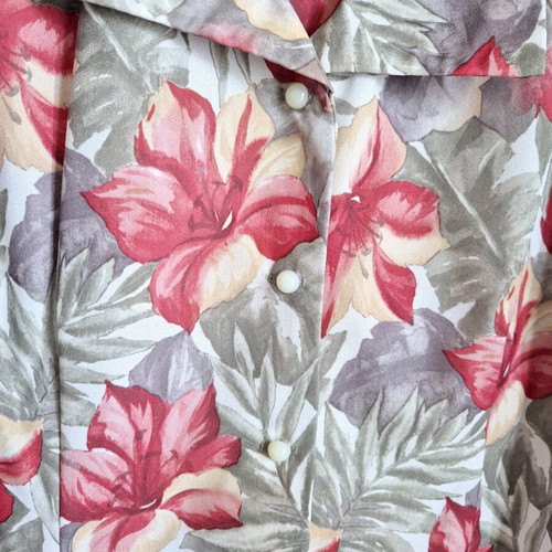 Vintage shirt like new with floral pattern and shoulder pads, size S-M