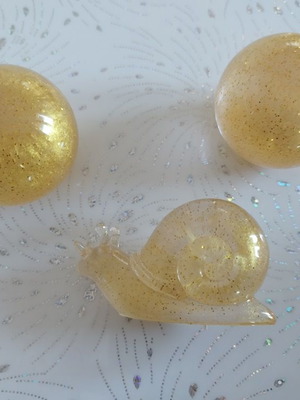 Table decorative set 2 gold balls and gold snail made of liquid glass new