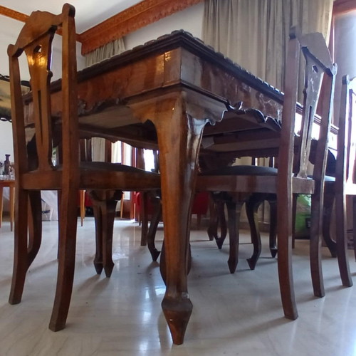 Table with 6 vintage antique chairs like new
