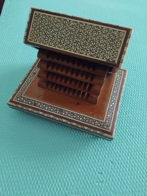 €10 LESS! Music box-cigarette case with satin and intricate decoration