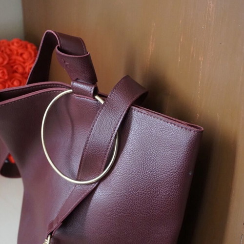 Women's burgundy shoulder bag like new with gold ring detail