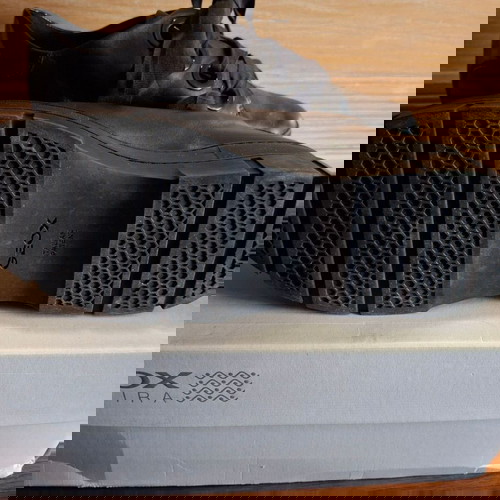 Γυναικεία sneakers Geox No 40 σε μαύρο δέρμα και λουστρίνι, σε άριστη κατάσταση