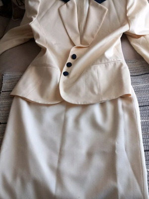 Woolen ecru suit set large in excellent condition