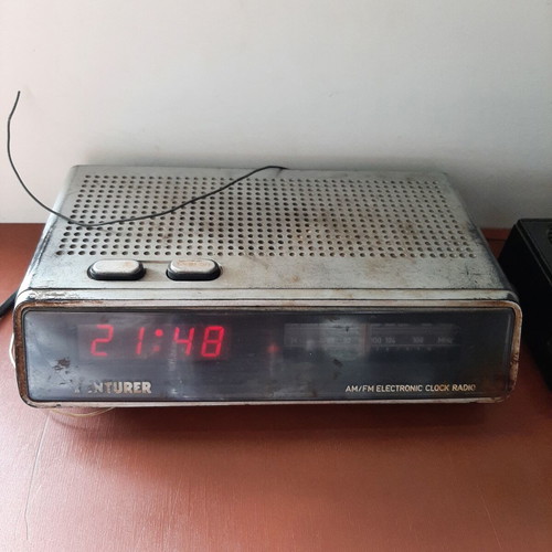 Vintage clock radios from the 70s used, pack of two