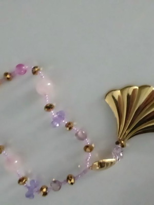Necklace purple-pink and gold with shell new