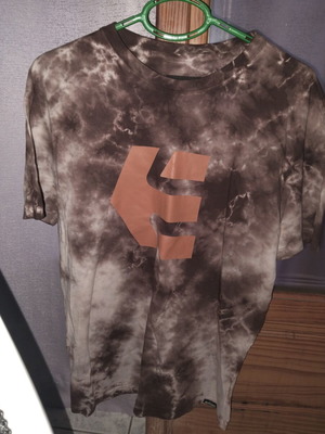 Etnies T-shirt medium size like new, gray and brown