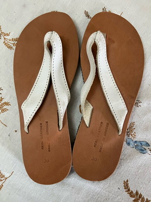 Leather flip flops like new, size 36, white