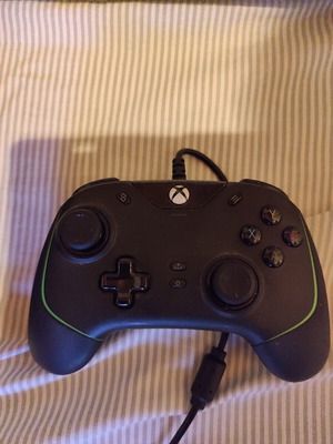 Razer Wolverine V2 wired gamepad for PC Xbox One like new
