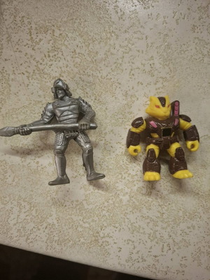 Φιγούρες μεταχειρισμένες, και οι 2 μαζί