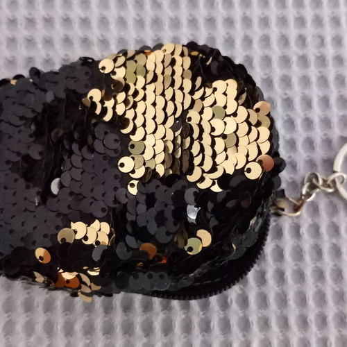 Keychain wallet with sequins used