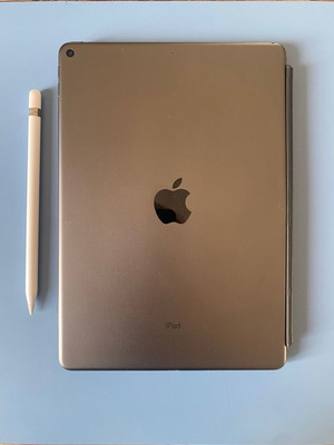 iPad Air 3 256GB like new with Smart Keyboard and Apple Pencil
