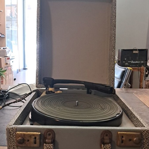 Record player used, decorative, needs repair and maintenance