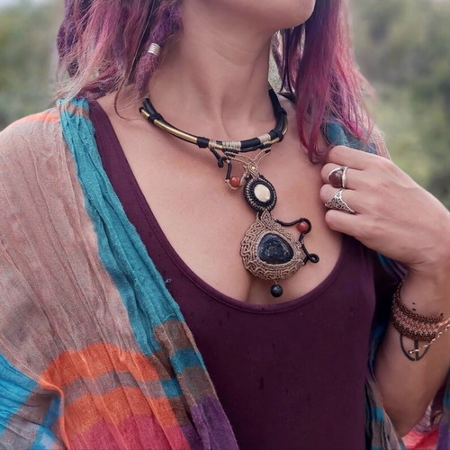 Macrame necklace with semiprecious agate and black labradorite stones