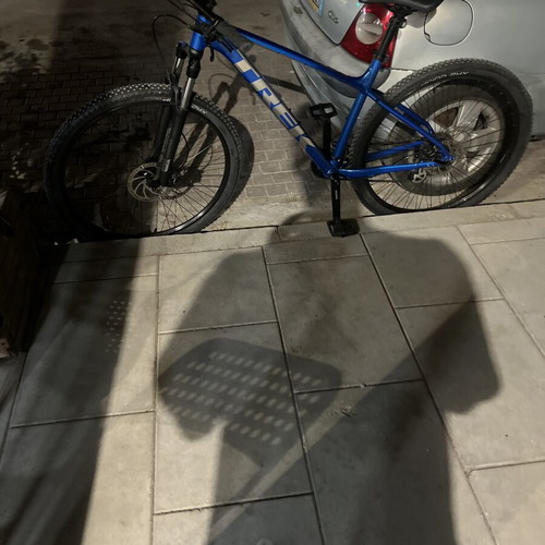 Trek Marlin 6 mountain bike, like new, blue, 29 inch wheels