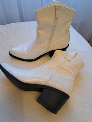 Shoes White boots like new, size 39