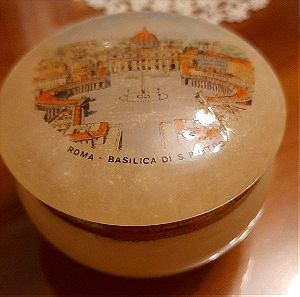 Αλαβάστρινο κουτάκι από τη Ρώμη.