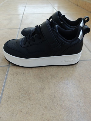 Tommy Hilfiger casual sneakers, black and white, size 41