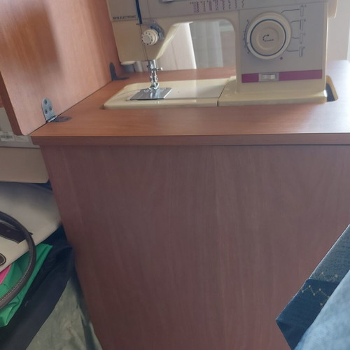 Singer 8618 sewing machine with cabinet