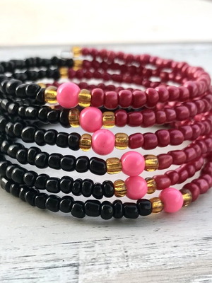 Multi-strand bracelet red black with seed beads