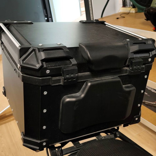 Motorcycle aluminum top case 55 liters like new