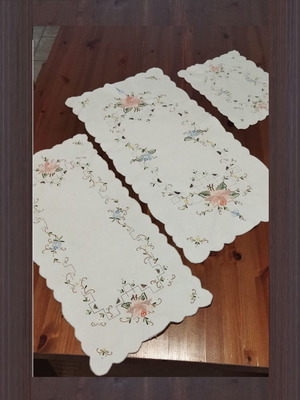 Embroidery set used, 4 pieces tablecloth and runners