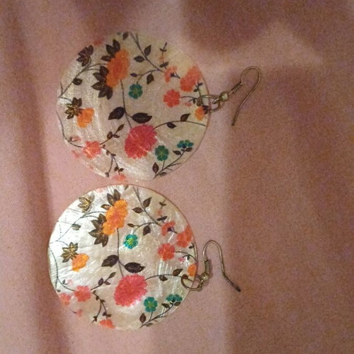 Earrings shell set of 2 pairs like new, multicolor