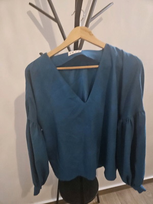 Karavan blouse one size like new, turquoise with belt