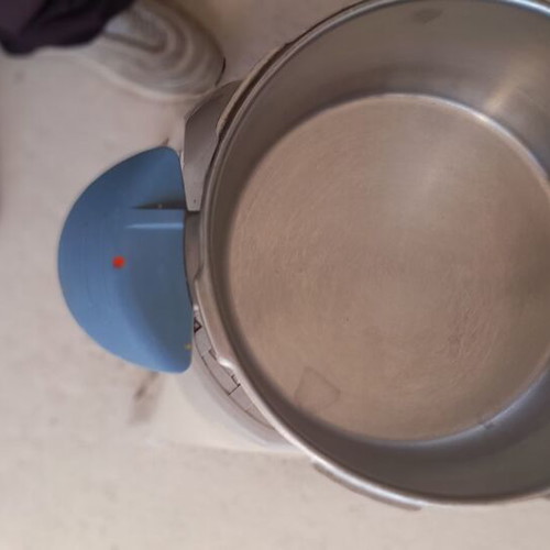 Fissler pressure cooker used 8 liters missing lid handle