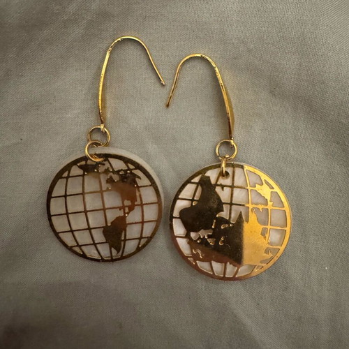 Earrings new gold color with Aquarius design and iridescent base