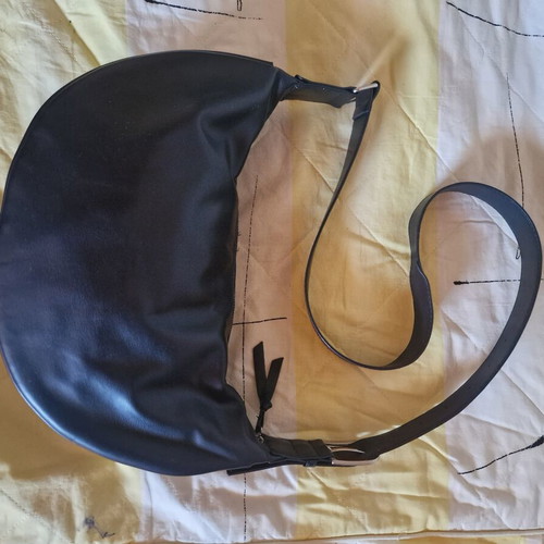 Minimal black shoulder bag like new
