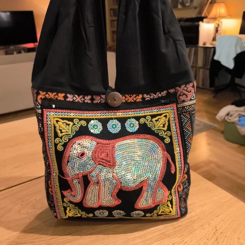 Embroidered shoulder bag like new, black multicolor