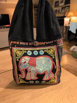 Embroidered shoulder bag like new, black multicolor