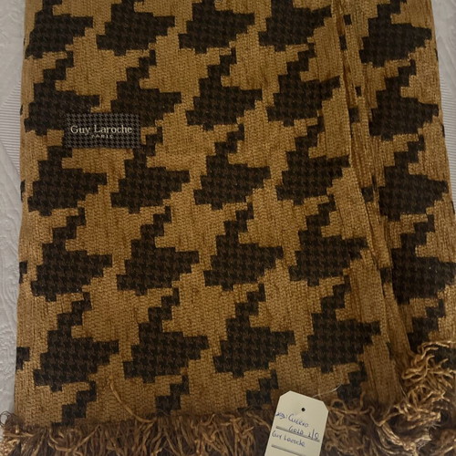 Guy Laroche single-seat throw new