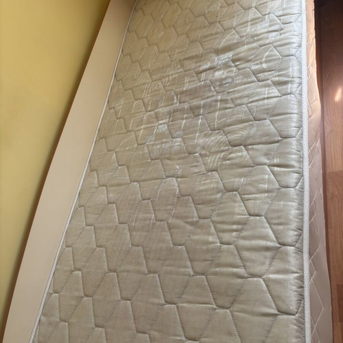 Bed with lifting mechanism