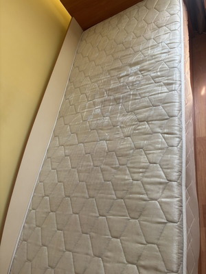 Bed with lifting mechanism
