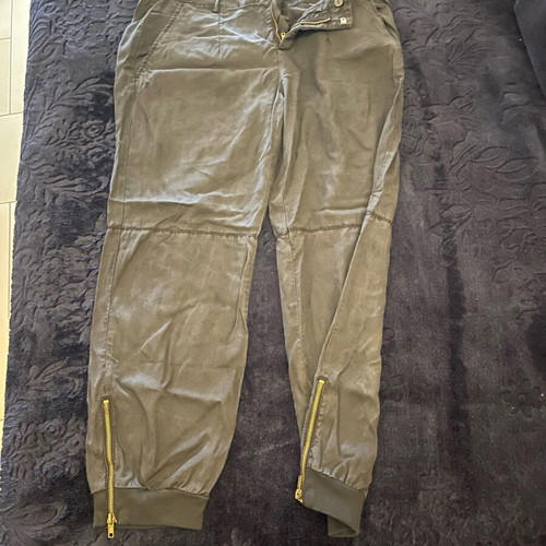 Zara women's pants large black like new with zippers at ankles